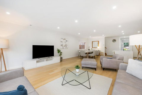 Newsom House - Stylish & Elegant Home With 4 King Beds - Accommodation Port Hedland 2