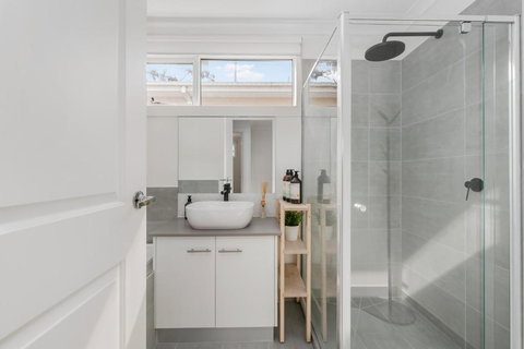 Newsom House - Stylish & Elegant Home With 4 King Beds - Accommodation Port Hedland 3