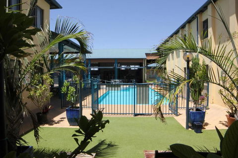 Ningaloo Club Backpackers - Accommodation Port Hedland 3