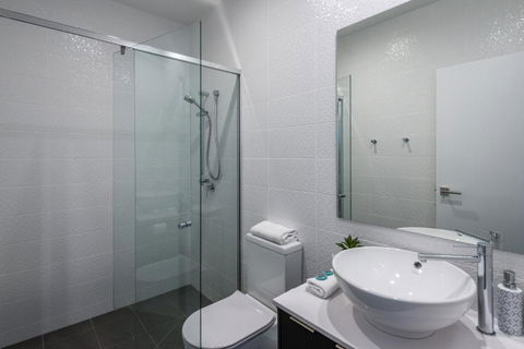 Oxford Steps - Executive 2BR Bulimba Apartment Across From The Park On Oxford St - Accommodation Port Hedland 3