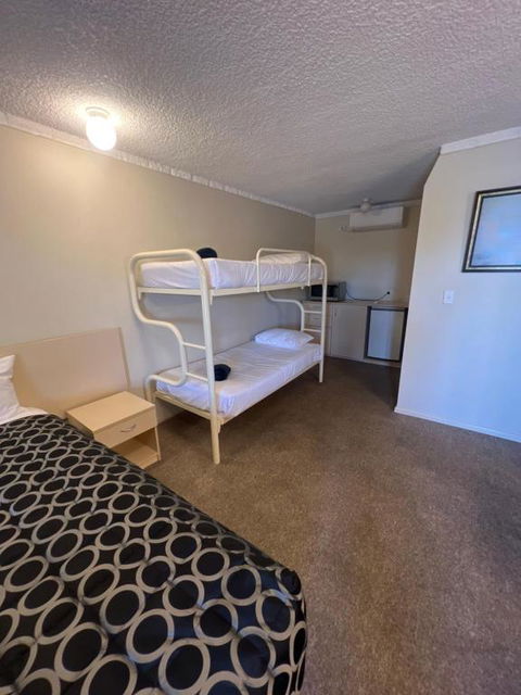 OVERLANDER MOTOR LODGE - Accommodation Port Hedland 3