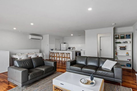 One Merino Panoramic Beach House Modern Sleeps 10 - Accommodation Port Hedland 2