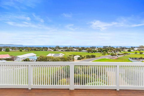 One Merino Panoramic Beach House Modern Sleeps 10 - Accommodation Port Hedland 3