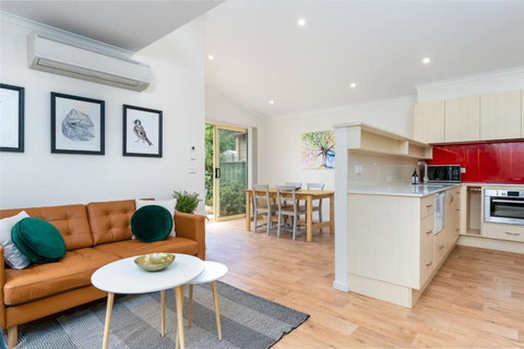 Peaceful 1BR Courtyard Unit In Quiet Dickson - Accommodation Port Hedland 2
