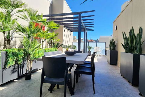 Penthouse With Private Terrace, Parking + 2 Pools - Accommodation Port Hedland 1