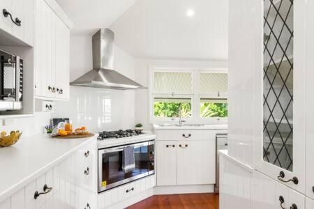 Pet Friendly Family Home In Brisbane - Relocations And Family Stays - Fast Internet - Parking - Netflix - Accommodation Port Hedland 3