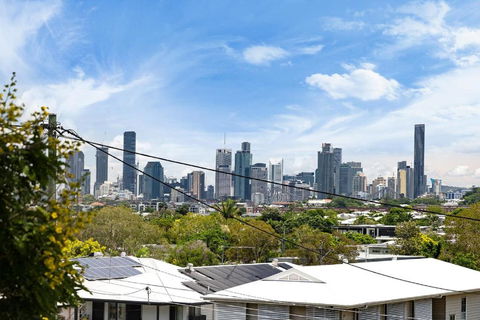 Pet Friendly Family Home In Brisbane - Relocations And Family Stays - Fast Internet - Parking - Netflix - Accommodation Port Hedland 1