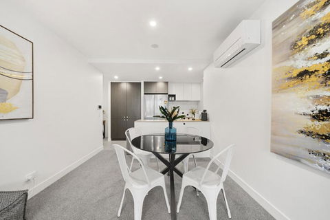 Phillip 2-Bed: Chic Interiors Amazing Amenities - Accommodation Port Hedland 1