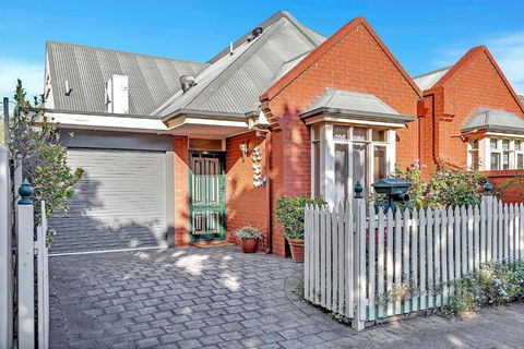 Picket Fence Cottage - Steps From Adelaide Oval - Accommodation Port Hedland 0
