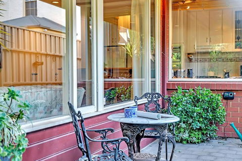 Picket Fence Cottage - Steps From Adelaide Oval - Accommodation Port Hedland 1