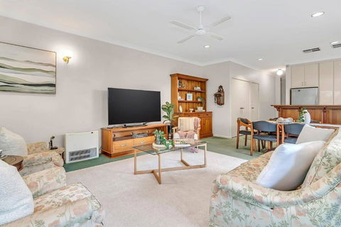 Picket Fence Cottage - Steps From Adelaide Oval - Accommodation Port Hedland 3