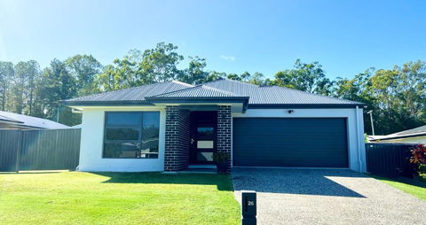 Plantation Retreat 4 Bedroom Modern Home - Accommodation Port Hedland 1