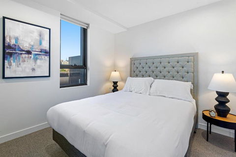 Polished 2-Bed Apartment With Gorgeous City Views - Accommodation Port Hedland 1
