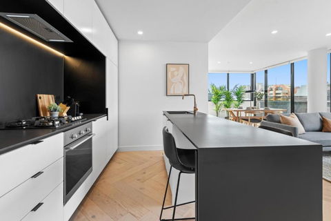 Polished 2-Bed Apartment With Gorgeous City Views - Accommodation Port Hedland 2