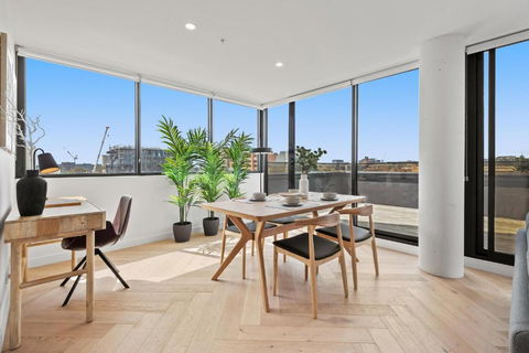 Polished 2-Bed Apartment With Gorgeous City Views - Accommodation Port Hedland 3