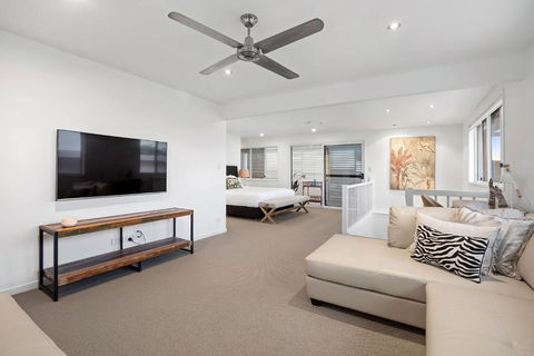 Pool Side Luxury Pet Friendly - Walk To The Beach - Accommodation Port Hedland 3