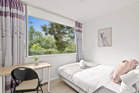 Quaint Queen Room - Central Location At Pymble - Shared Bathroom - Accommodation Port Hedland 0