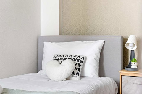 Private Single Room - Conveniently Located At Glebe - Shared Bathroom - Accommodation Port Hedland 1