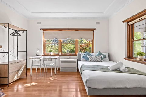 Quadruple Room - Near Transport & Shops - Shared Bathroom - Accommodation Port Hedland 1