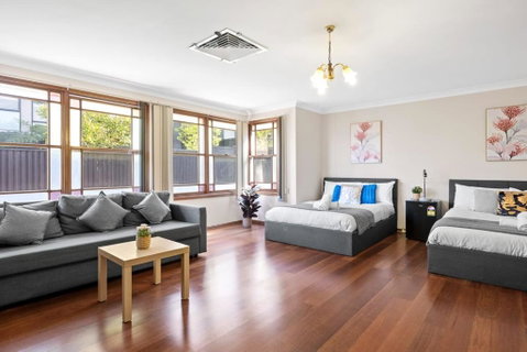 Quadruple Room W Ensuite In Gordon Near Train & Bus - Accommodation Port Hedland 0