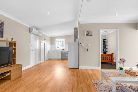 Quaint 2 Bedroom Fully Furnished Cottage - Accommodation Port Hedland 3