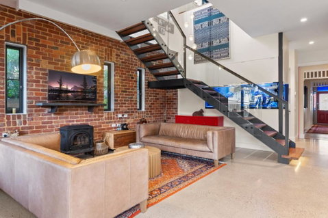 Quaint 4-Bed With Backyard 5-Min To The Beach - Accommodation Port Hedland 0