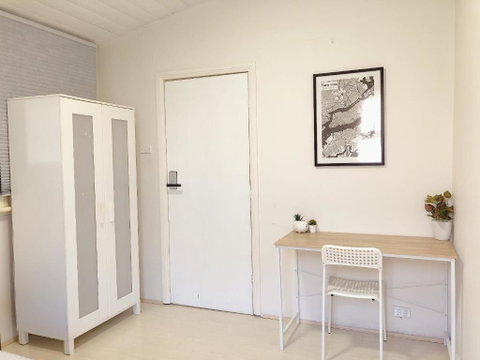 Quaint Double Or Queen Room - Mins To Stations&UNSW - Shared Bathroom - Accommodation Port Hedland 2