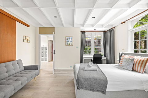 Quaint Queen Room - Convenient Location In Lindfield - Shared Bathroom - Accommodation Port Hedland 1