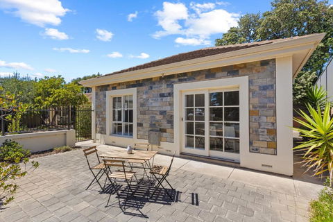 Quiet 2-Bed Retreat With Private Courtyard - Accommodation Port Hedland 3