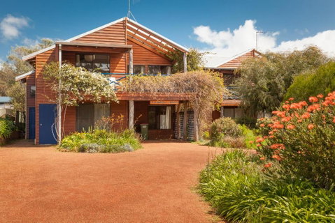 Rainbow House - Accommodation Port Hedland 0