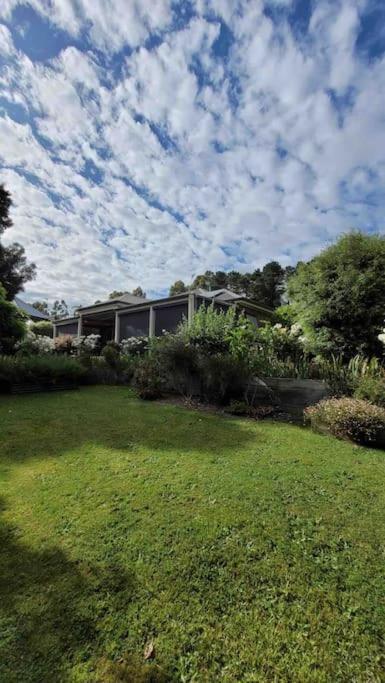Quiet Family Retreat Getaway - Wildlife Park, Sovereign Hill, Kryall Castle And City At Your Door - Modern House, 8 Guests, 4 Bedrooms, 5 Beds - Accommodation Port Hedland 0