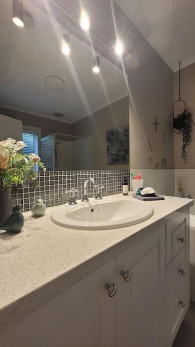 Quiet Family Retreat Getaway - Wildlife Park, Sovereign Hill, Kryall Castle And City At Your Door - Modern House, 8 Guests, 4 Bedrooms, 5 Beds - Accommodation Port Hedland 2