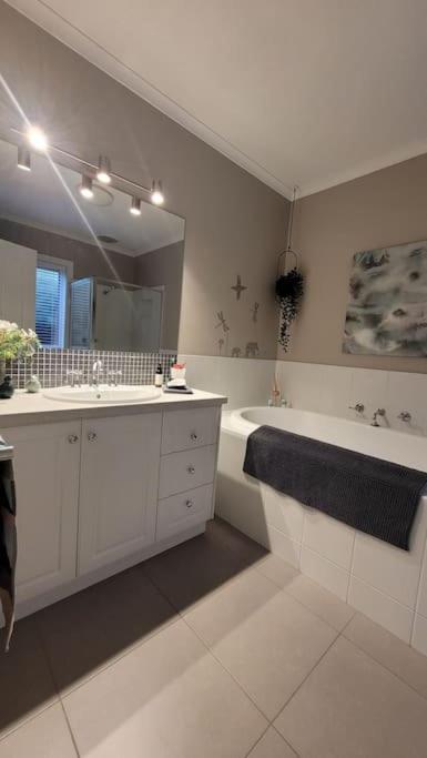 Quiet Family Retreat Getaway - Wildlife Park, Sovereign Hill, Kryall Castle And City At Your Door - Modern House, 8 Guests, 4 Bedrooms, 5 Beds - Accommodation Port Hedland 3