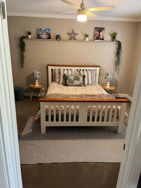 Quiet Family Retreat Getaway - Wildlife Park, Sovereign Hill, Kryall Castle And City At Your Door - Modern House, 8 Guests, 4 Bedrooms, 5 Beds - Accommodation Port Hedland 1