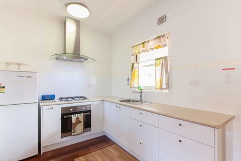 B8 Cafes, Resturants, UWA Close To SCGH - Accommodation Port Hedland 2