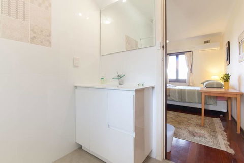 B8 Cafes, Resturants, UWA Close To SCGH - Accommodation Port Hedland 0