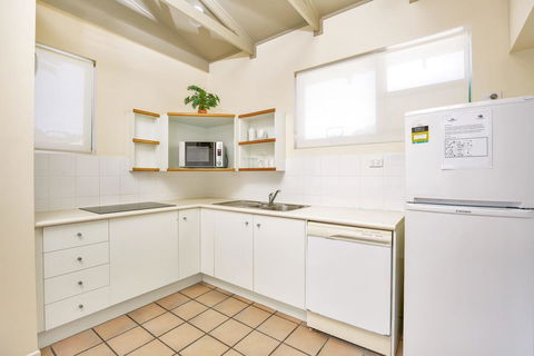 Baden 11 - Rainbow Shores, Couples Beachside Escape, Aircon, Pools - Accommodation Port Hedland 1
