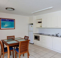 Baden 50 - Rainbow Shores Swimming pool walk to beach tropical surroundings - Accommodation Port Hedland