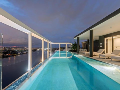 Rivello Apartments - Free Secure Car Park, 6km To City, Ferry Terminal, Eat Street, Rooftop Pool, Sauna, Portside Dinning - Accommodation Port Hedland 0