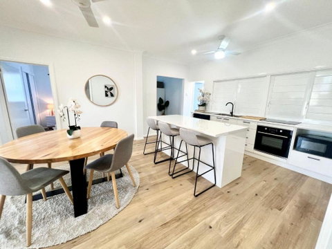 Renovated Queenslander - Upstairs 2km To Stadium - Accommodation Port Hedland 0