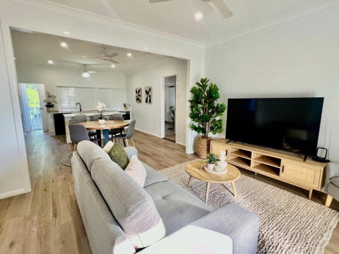 Renovated Queenslander - Upstairs 2km To Stadium - Accommodation Port Hedland 1