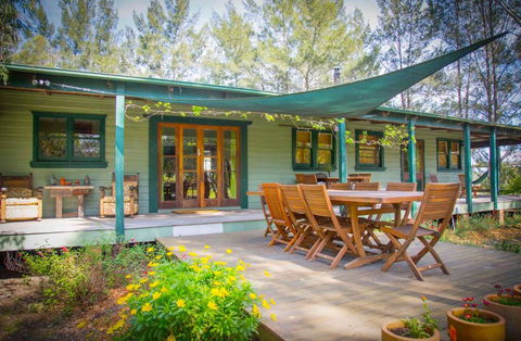 Red Tractor Retreat - Accommodation Port Hedland 0