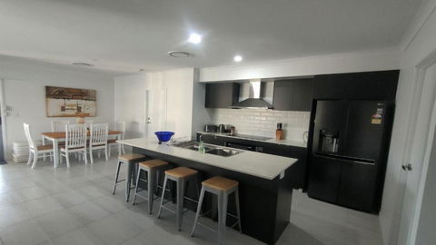 Relax Poolside By The Canal - Accommodation Port Hedland 2