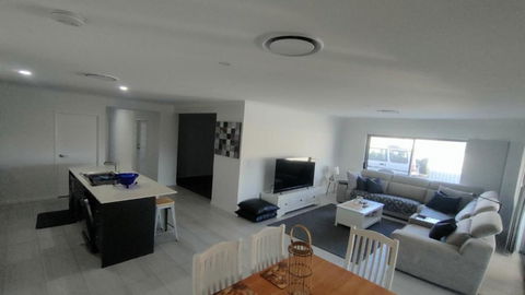 Relax Poolside By The Canal - Accommodation Port Hedland 3