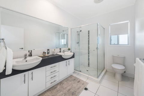 Retreat In The Heart Of Alex - 3BR Sleeps 11, Pool - Accommodation Port Hedland 2