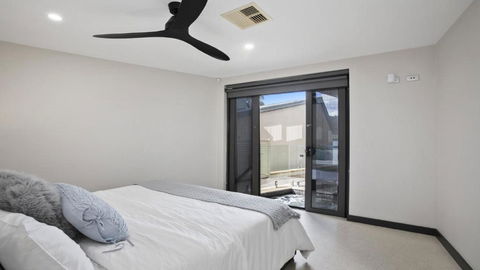 Riptides Booker Bay -Waterfront Apartment, Walk To Shops & Cafes - Accommodation Port Hedland 3