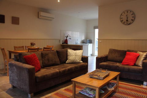 River Rock Cottage Centrally Located And Dog Friendly - Accommodation Port Hedland 0