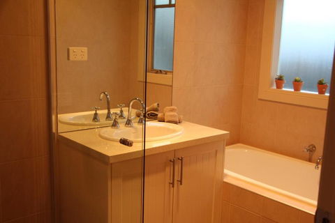 River Rock Cottage Centrally Located And Dog Friendly - Accommodation Port Hedland 3