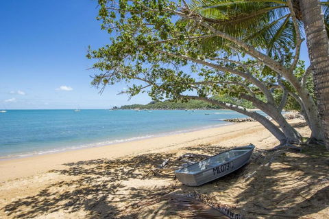 SAILS 9 Beachfront Getaway Horseshoe Bay - Accommodation Port Hedland 1