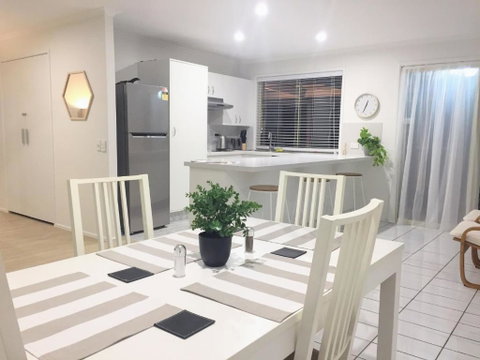 Robin Joy - Accommodation Port Hedland 0